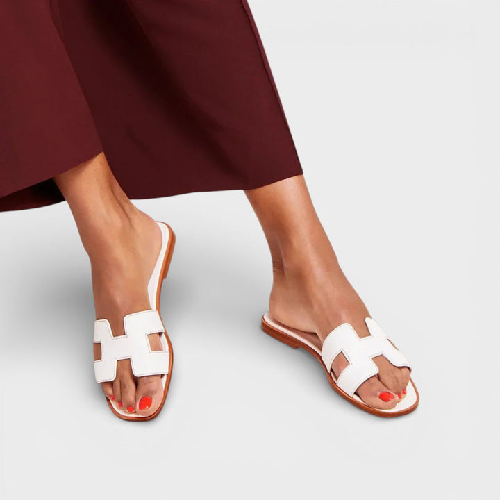 Sandalias planas ELENA para mujer, diseño H. Comodidad y moda de verano, ideales para playa y uso diario.