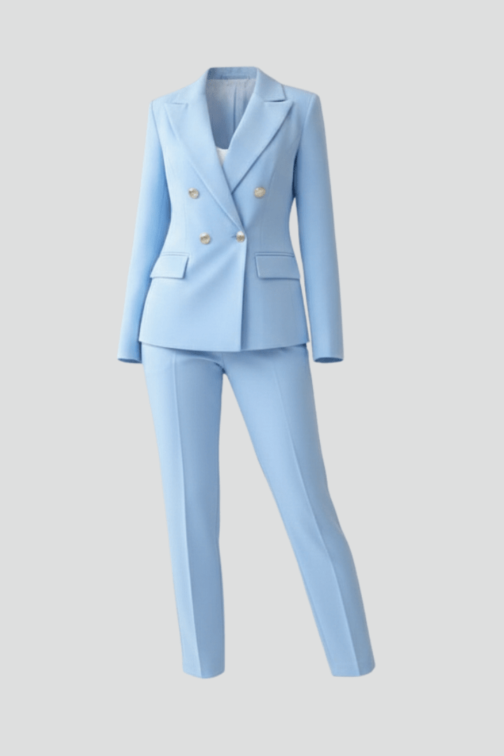 Mujer luciendo conjunto de blazer y pantalón formal, estilo ejecutivo moderno y sofisticado.