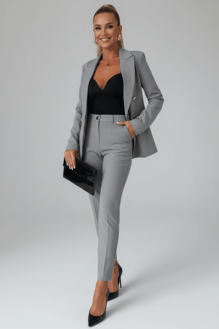 Blazer de mujer y pantalón formal, un conjunto dos piezas que define el look profesional elegante.