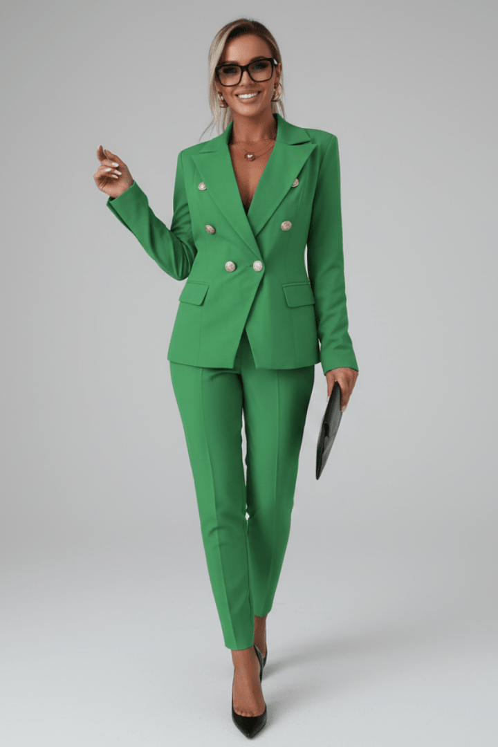 Moda femenina: traje blazer elegante y pantalón para un conjunto versátil y sofisticado de oficina.