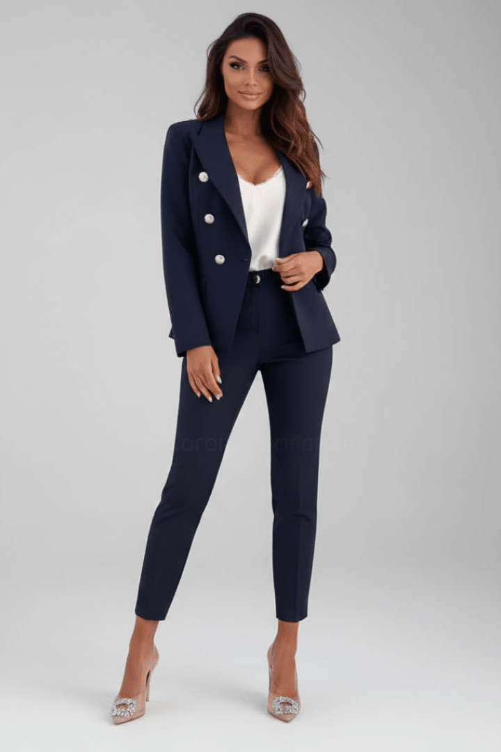Traje de mujer moderno con blazer y pantalón, ideal para un estilo ejecutivo chic y cómodo.