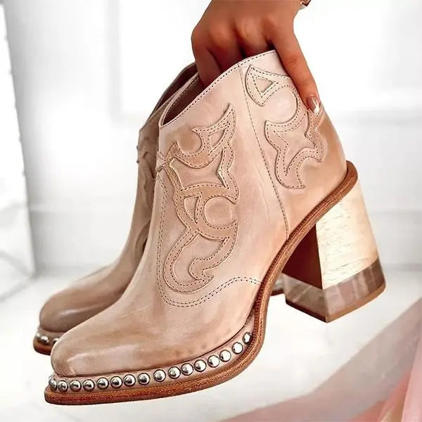 Botines bordados bohemios Nerina para mujer, diseño único, piel cómoda y tacón bajo para uso diario.