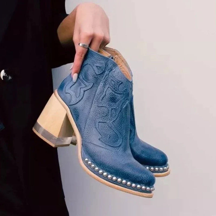Detalle del bordado floral en botas bohemias Nerina para mujer, piel sintética de alta calidad y confort.