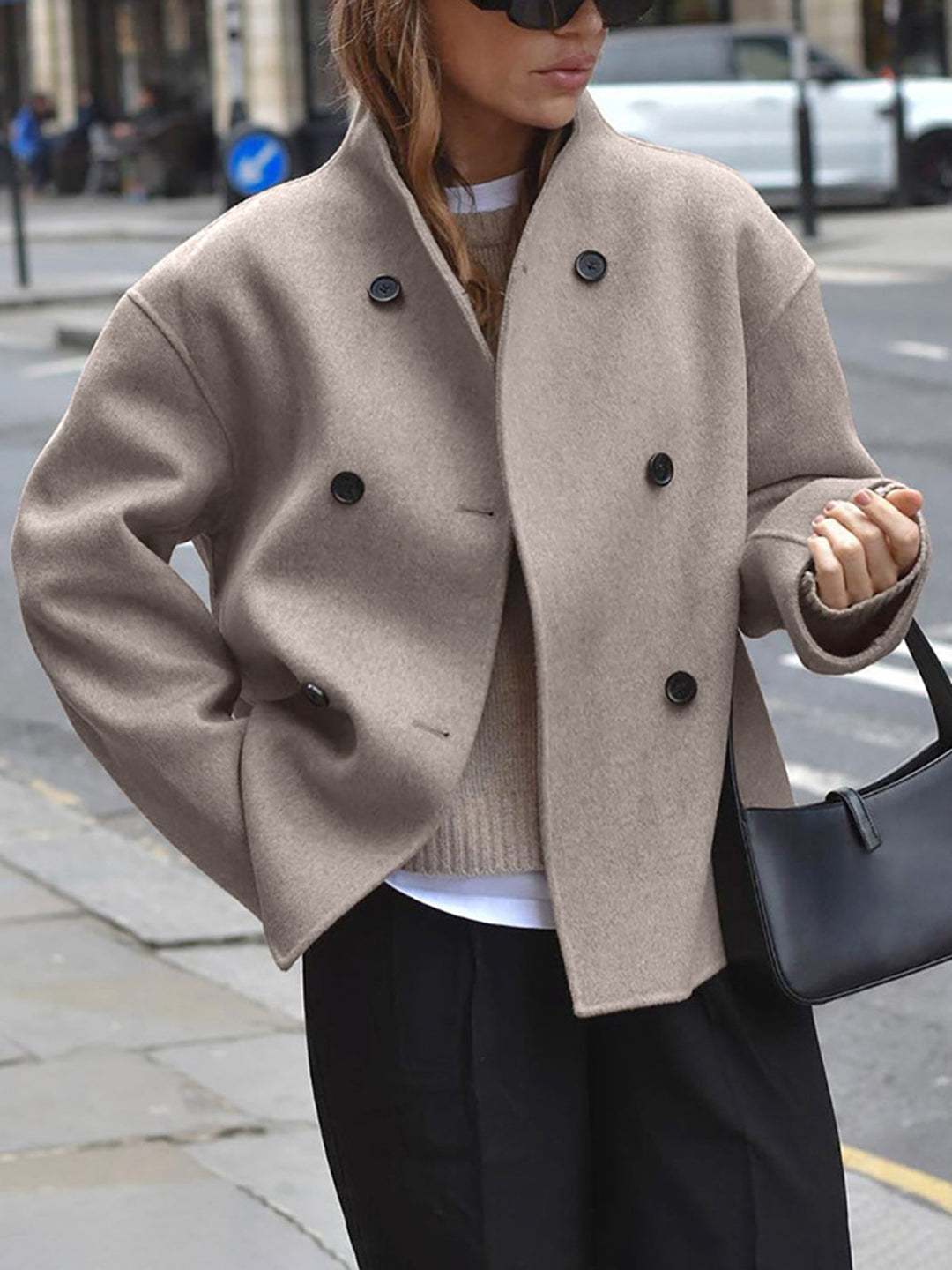 Chaqueta corta de mujer elegante con doble botonadura, perfecta para oficina y estilo casual chic.