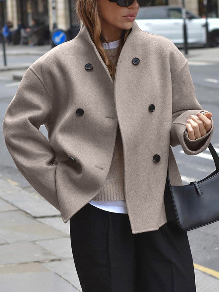 Chaqueta corta de mujer elegante con doble botonadura, perfecta para oficina y estilo casual chic.