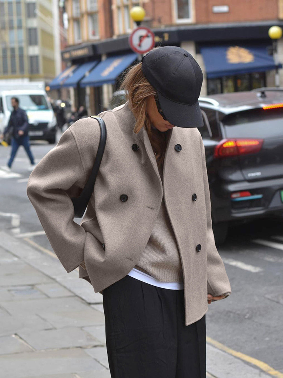 Chaqueta corta de mujer gris, diseño doble botonadura, ideal para moda femenina de entretiempo.