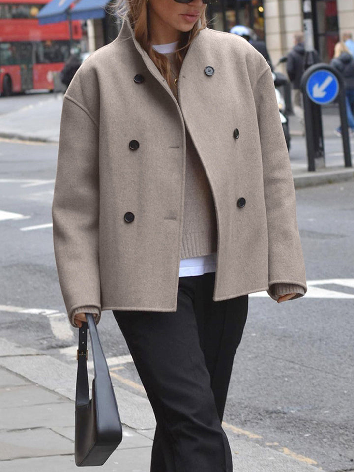 Chaqueta corta mujer caqui, estilo doble botonadura, prenda chic de moda femenina para entretiempo.