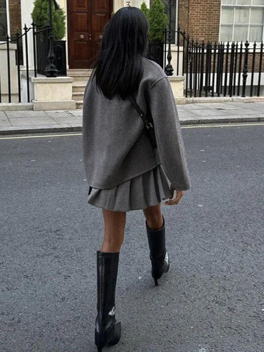 Moderna chaqueta corta de mujer con doble botonadura, diseño elegante para moda casual y formal.