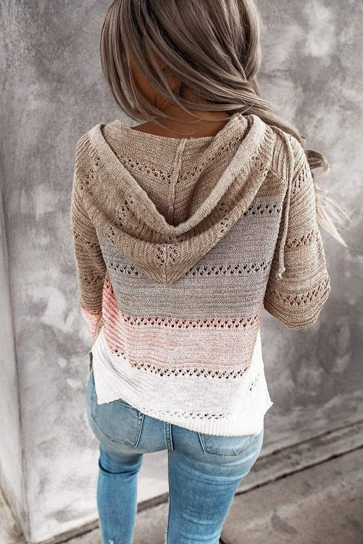 Jersey a rayas para mujer con cuello en pico. Estilo elegante y básico, perfecto para el frío de invierno. Moda femenina.