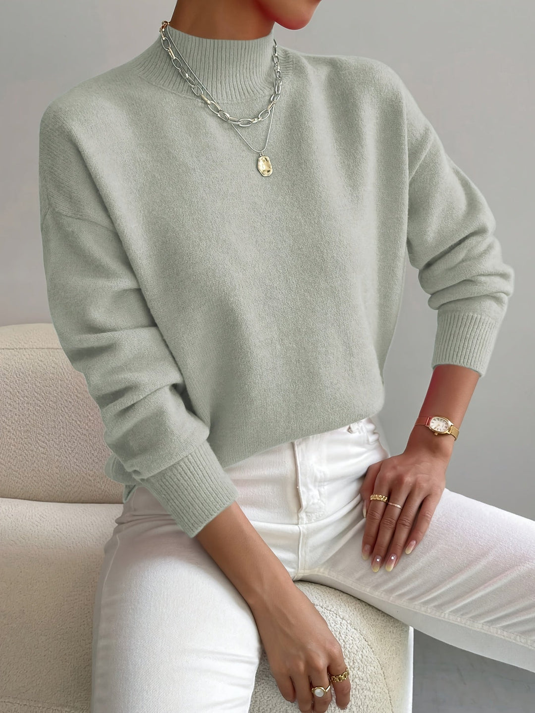 Jersey de punto grueso cuello alto para mujer, manga larga, ideal para invierno y comodidad.