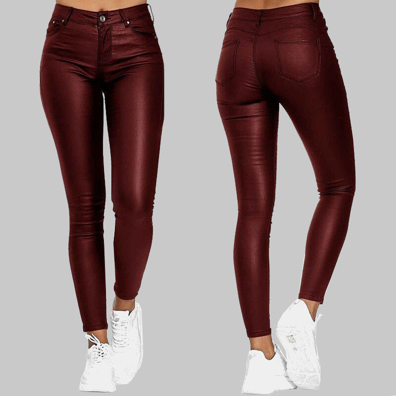 Detalle de pantalones ajustados de mujer de tiro alto, efecto piel, ideales para moda de noche o casual.