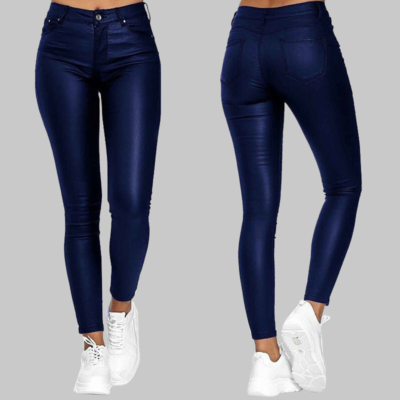 Mujer luciendo pantalones skinny tobilleros de cuero sintético, perfectos para un look otoñal elegante.
