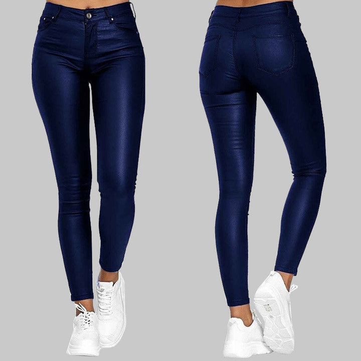 Mujer luciendo pantalones skinny tobilleros de cuero sintético, perfectos para un look otoñal elegante.