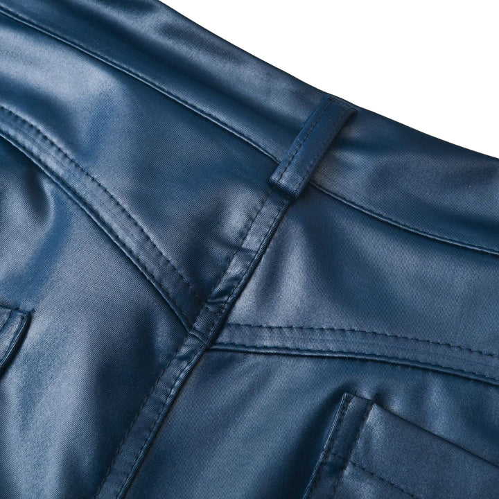 Pantalones de mujer de tiro alto ajustados, confeccionados en cuero sintético, realzando la figura.
