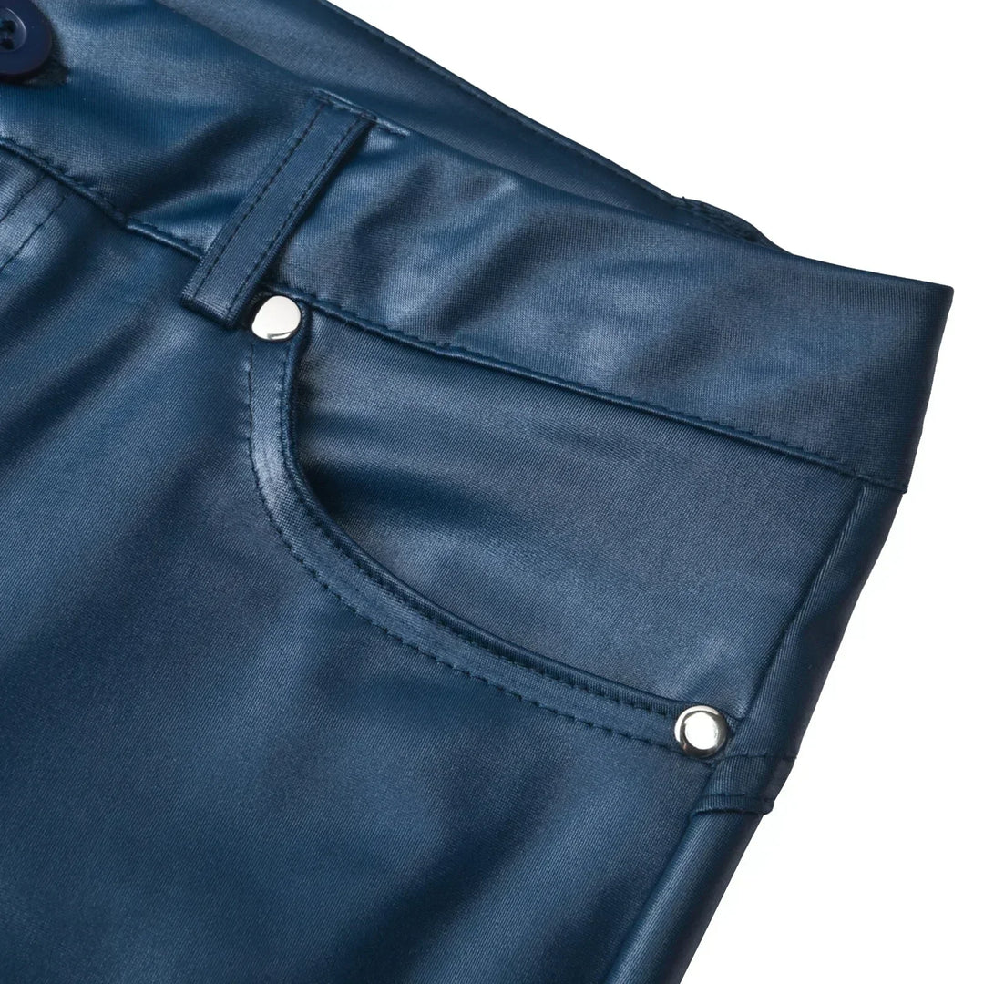 Moda femenina: pantalones skinny negros de cuero sintético, versátiles para eventos nocturnos o uso diario.