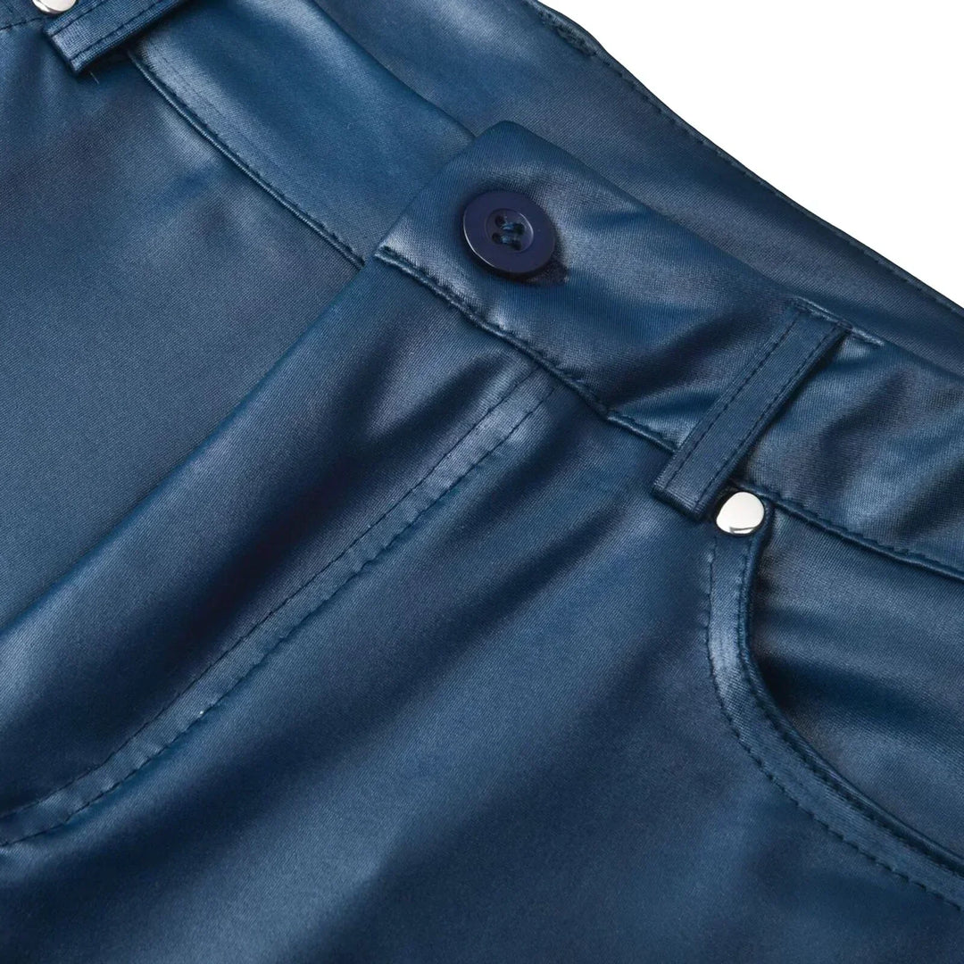 Primer plano de textura de cuero sintético en pantalones de mujer, diseño skinny de tiro alto moderno.