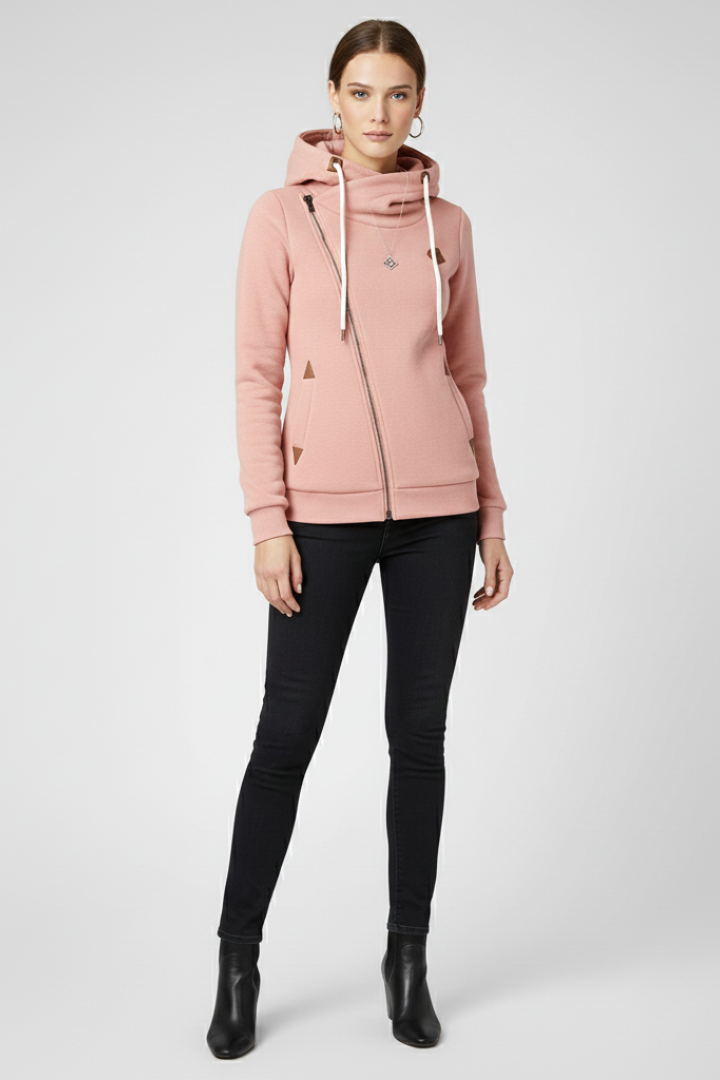 Detalle de la sudadera asimétrica de mujer con capucha. Tejido suave, perfecta para moda casual de otoño-invierno.