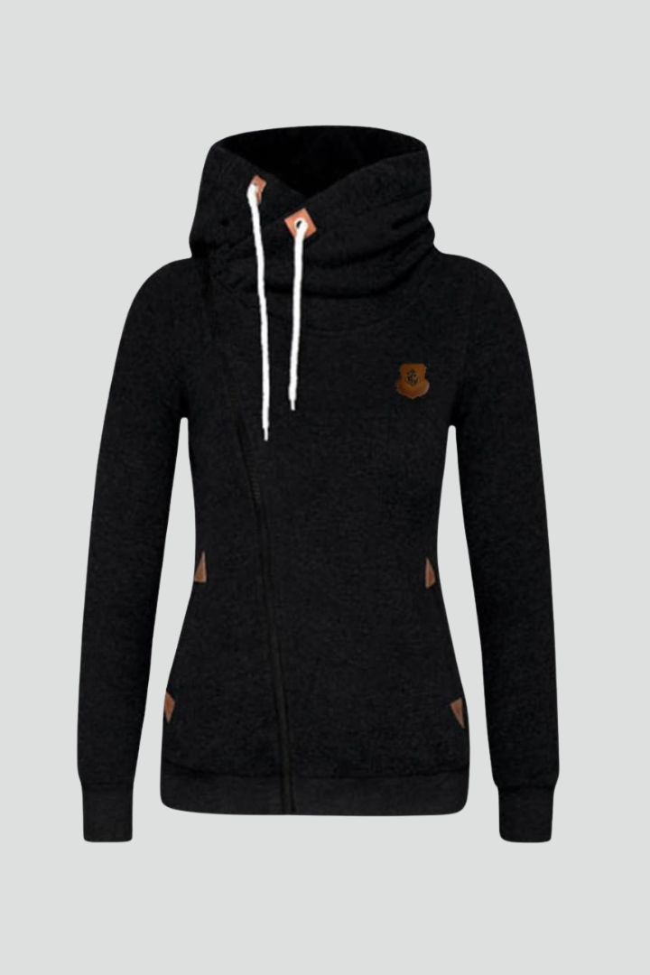 Mujer luciendo sudadera asimétrica con capucha. Look moderno y casual, perfecto para un estilo urbano chic.