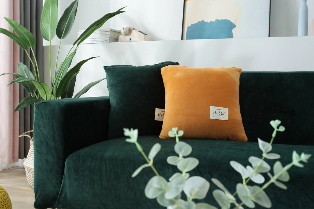 Suave funda de sofá de terciopelo verde oscuro, protectora y elástica, perfecta para tu hogar.