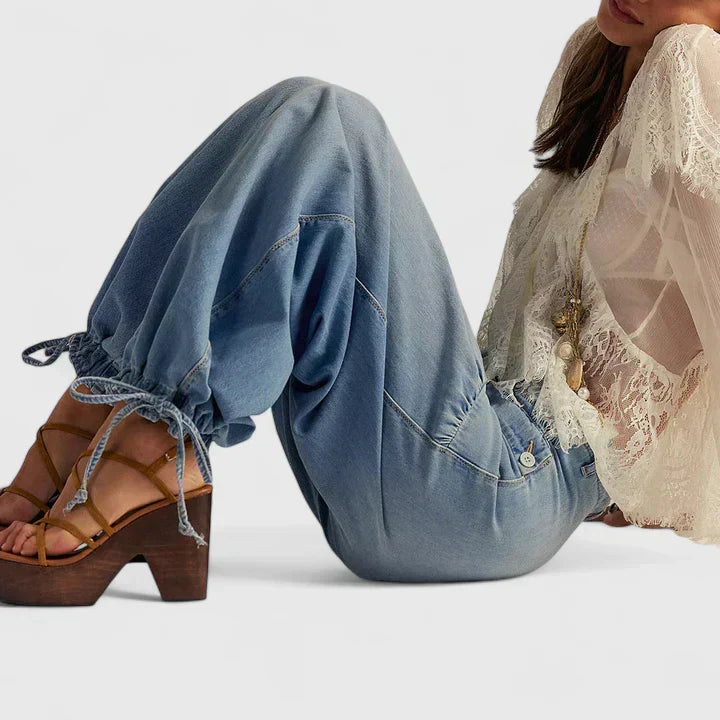 Mujer luciendo pantalón bohemio de pliegues y bolsillos anchos, perfecto para un look casual y chic.