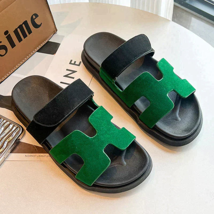 Sandalias gladiadoras elegantes con cierre ajustable, perfectas para la mujer moderna.