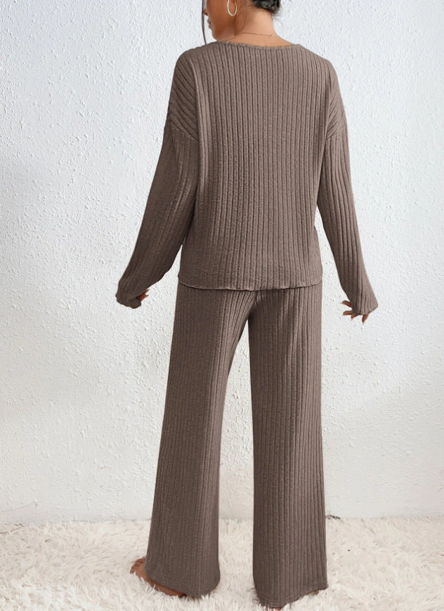 Loungewear de mujer: conjunto de pantalón ancho y suéter de punto con cuello V.