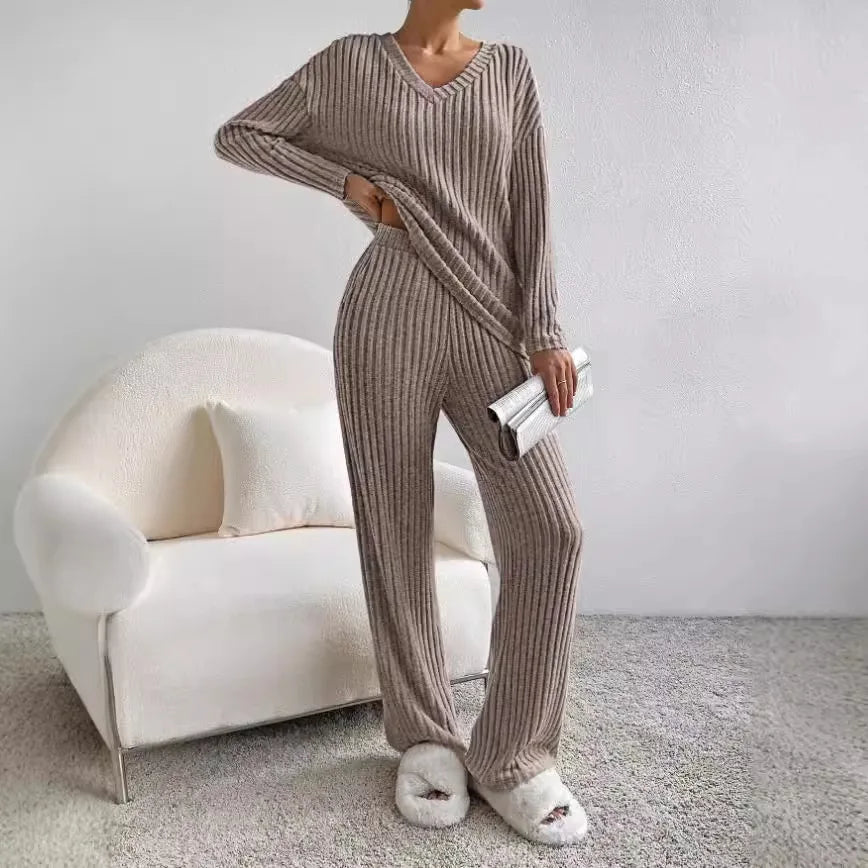 Loungewear casual de mujer: conjunto de dos piezas con pantalón ancho y top de punto.