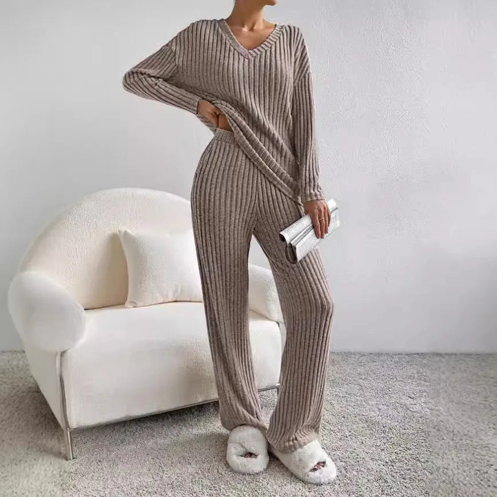 Loungewear casual de mujer: conjunto de dos piezas con pantalón ancho y top de punto.