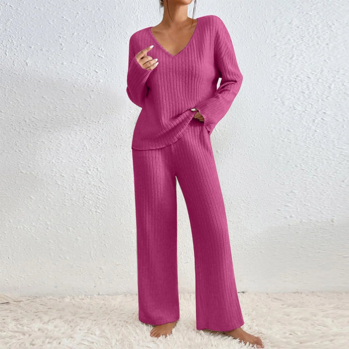 Moda otoño-invierno: conjunto de mujer con cuello V, manga larga y pantalón ancho.