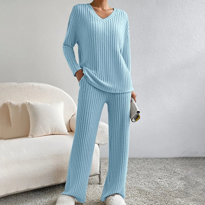 Dos piezas de punto para mujer: top de cuello V y pantalón ancho, ideal para el hogar.