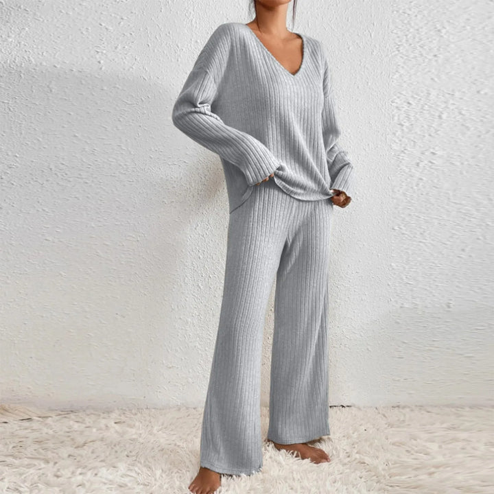 Conjunto femenino de manga larga y pantalón ancho, tejido acanalado para comodidad.