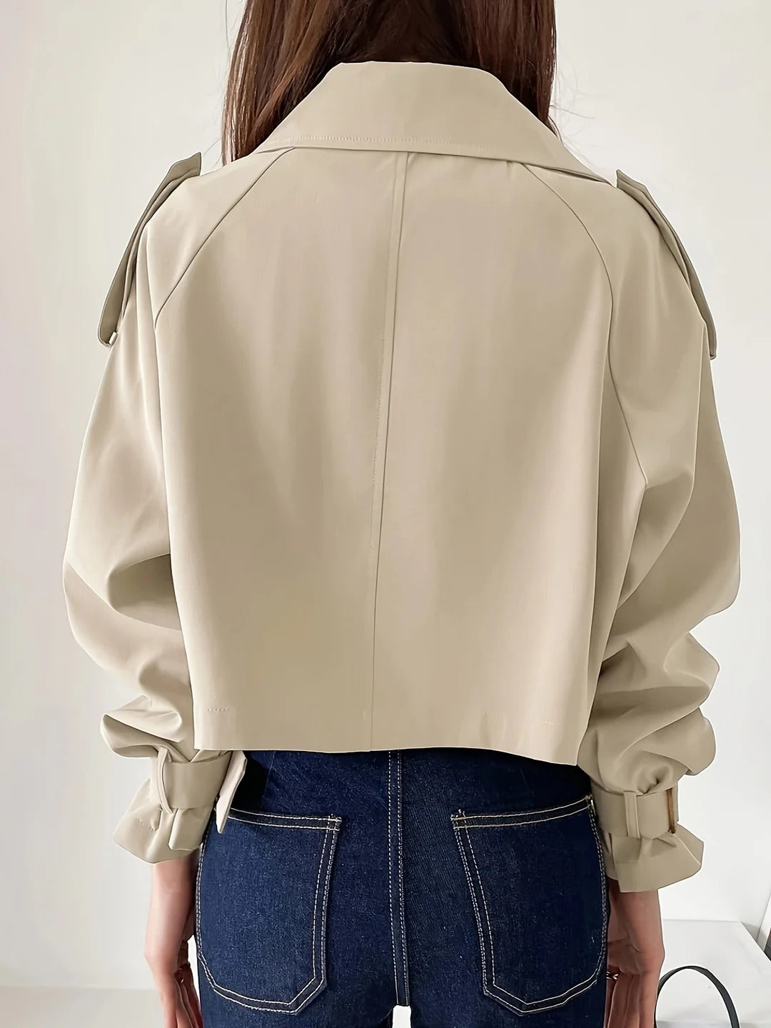 Chaqueta gabardina cropped beige para mujer. Diseño moderno y elegante, ideal para looks de entretiempo.