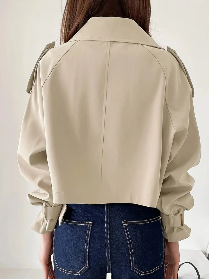 Chaqueta gabardina cropped beige para mujer. Diseño moderno y elegante, ideal para looks de entretiempo.