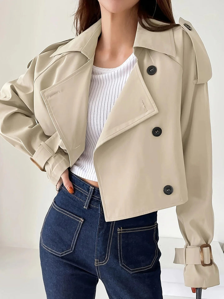 Gabardina corta beige de mujer. Estilo elegante y versátil, ideal para la moda de primavera-otoño.