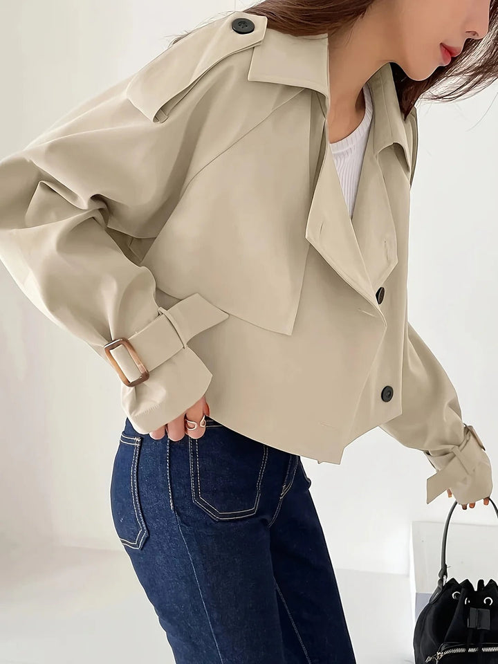 Mujer: Gabardina cropped beige. Chaqueta elegante para un look moderno de primavera y otoño.