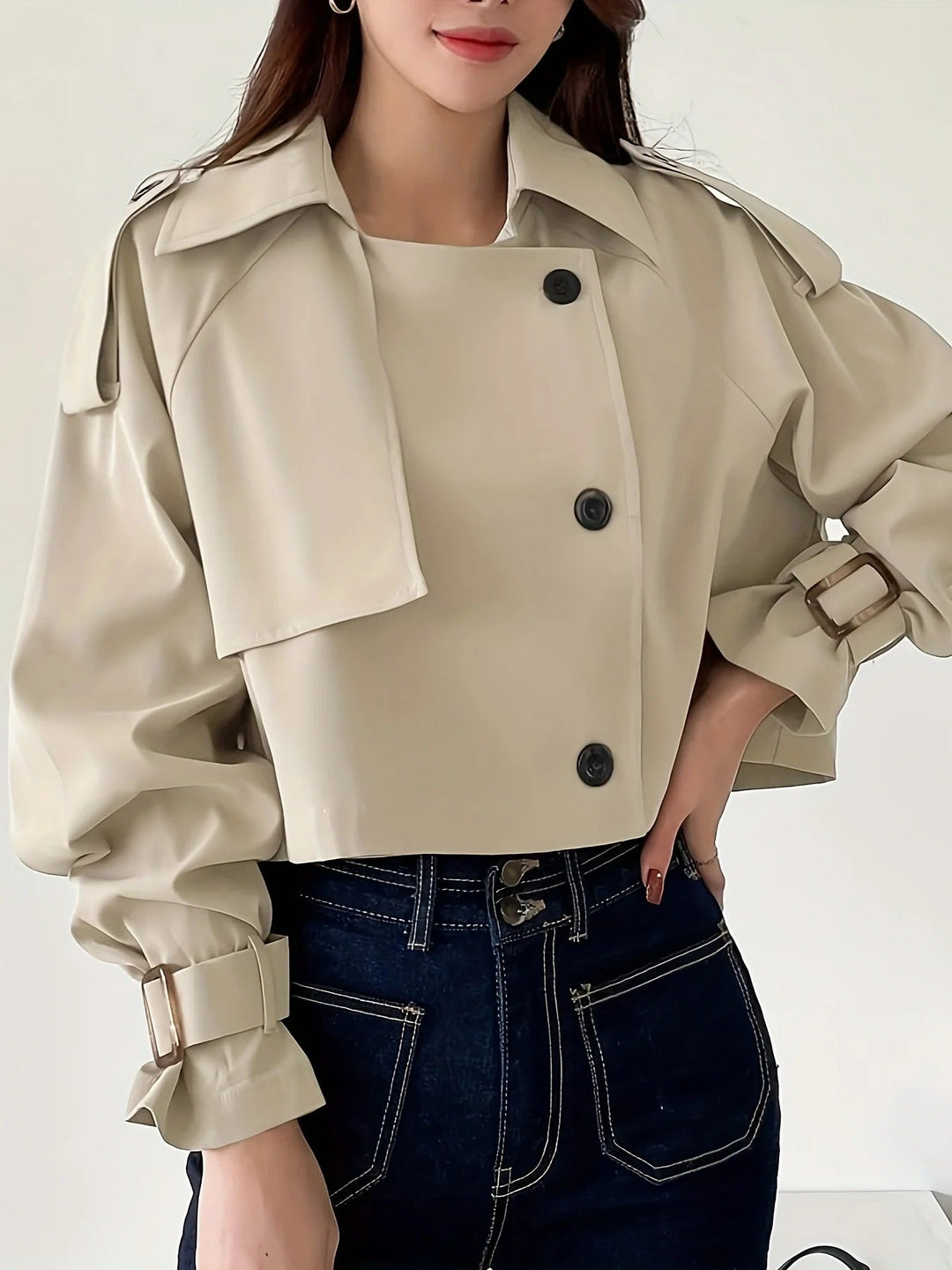 Gabardina cropped beige elegante para mujer. Chaqueta de entretiempo, perfecta para moda de primavera y otoño.