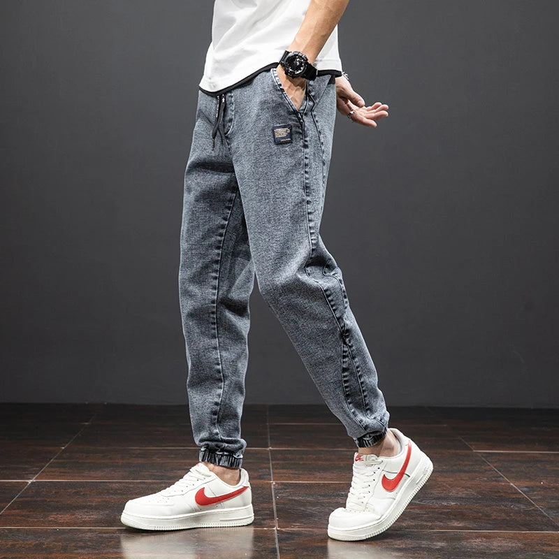 Joggers de mezclilla negros para hombre. Moda casual, ajuste cómodo y look urbano moderno.