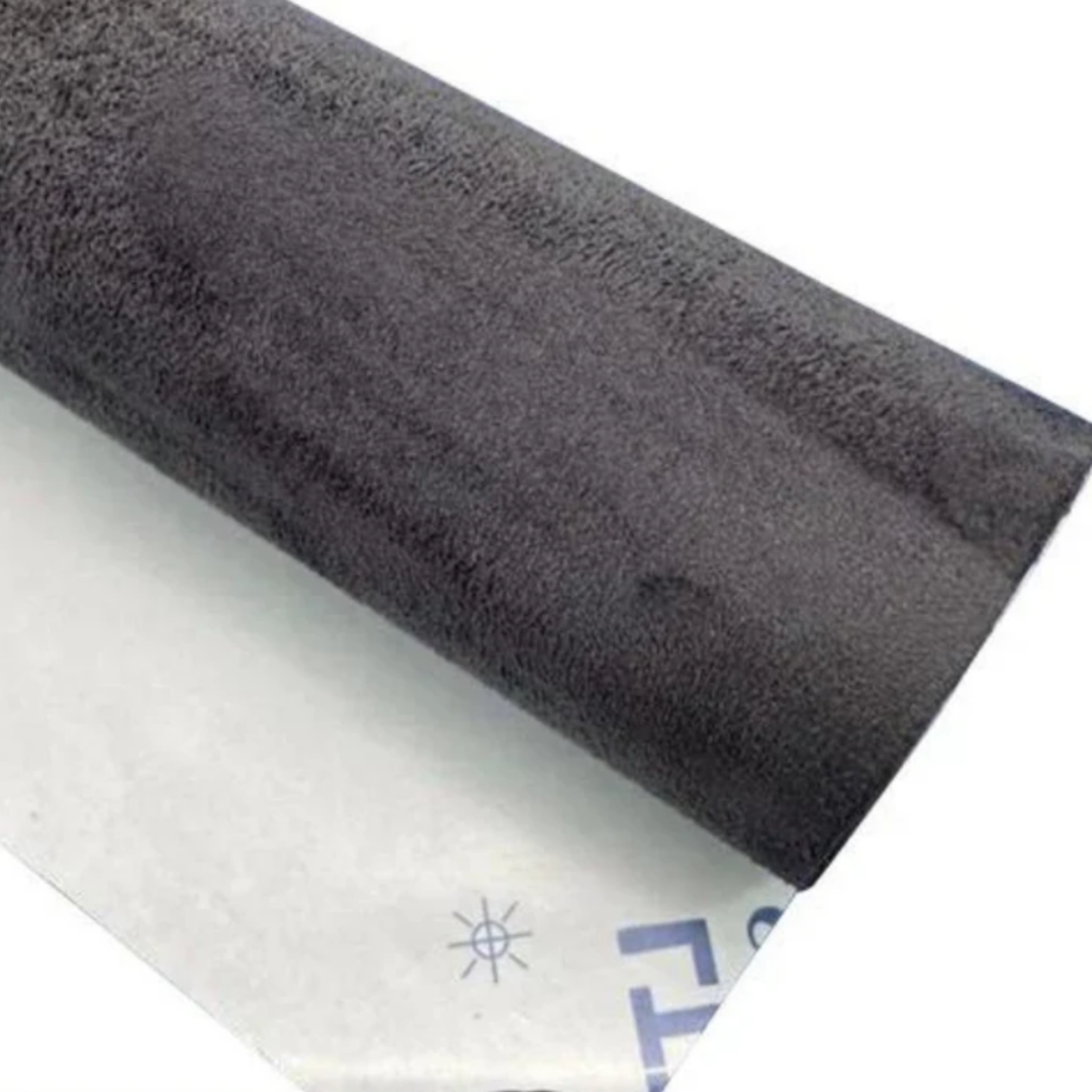 Rollo de terciopelo autoadhesivo gris, perfecto para embellecer superficies y diseños interiores modernos.