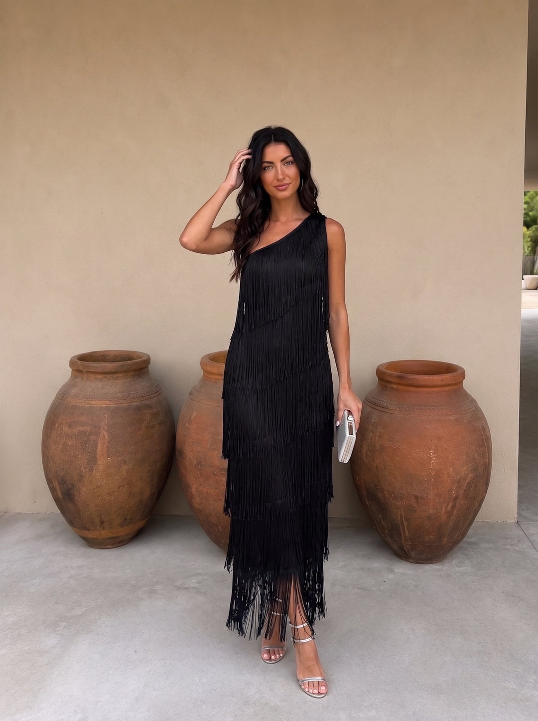 Vestido de cóctel elegante con flecos y hombros descubiertos, moda femenina para ocasiones especiales.