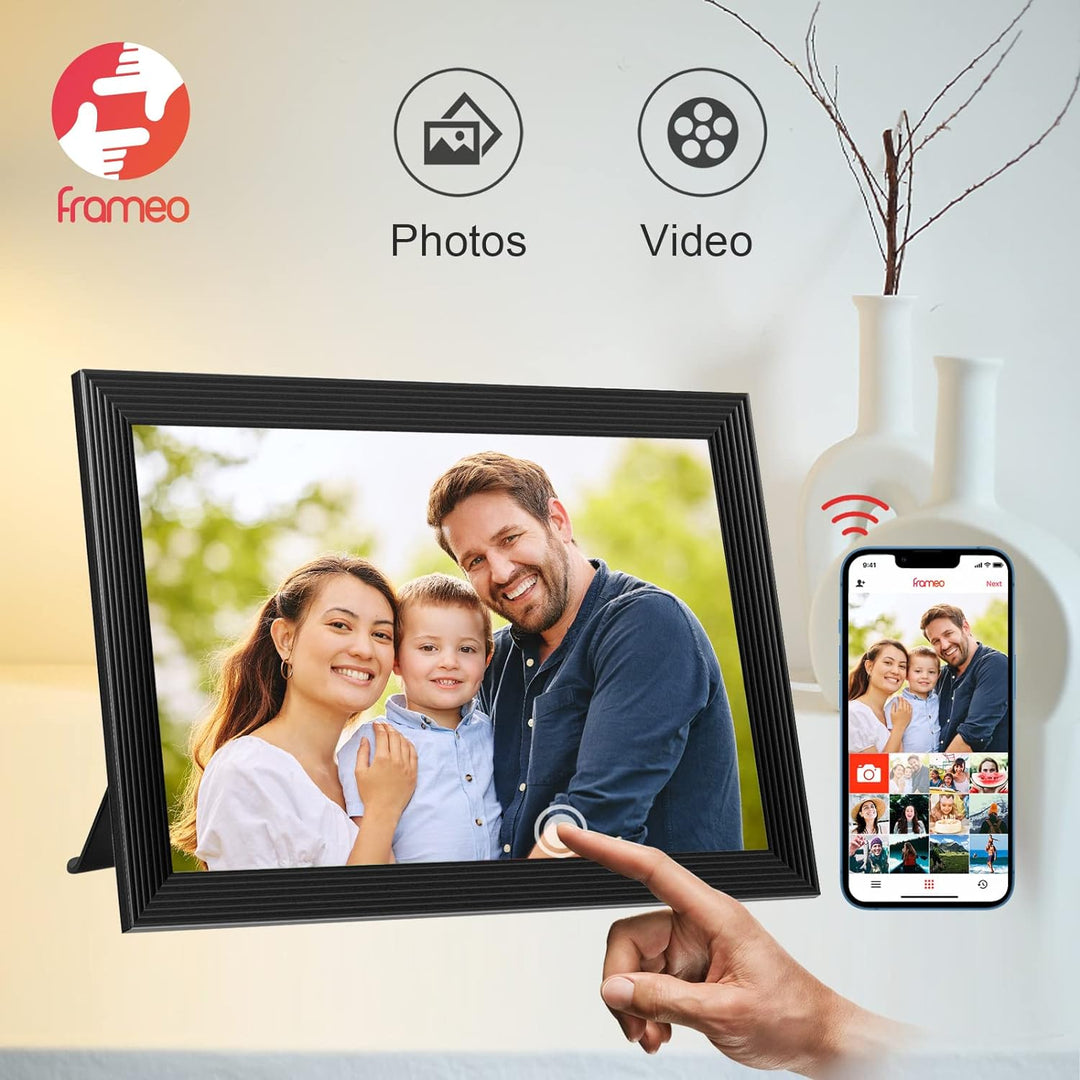 Marco digital con cámara integrada y reproductor de video; captura y revive momentos fácilmente.