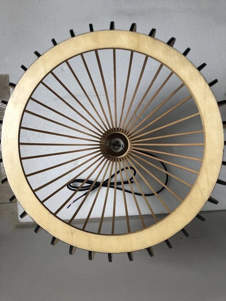 Decoración interior con lámpara colgante de madera, diseño rústico y moderno.