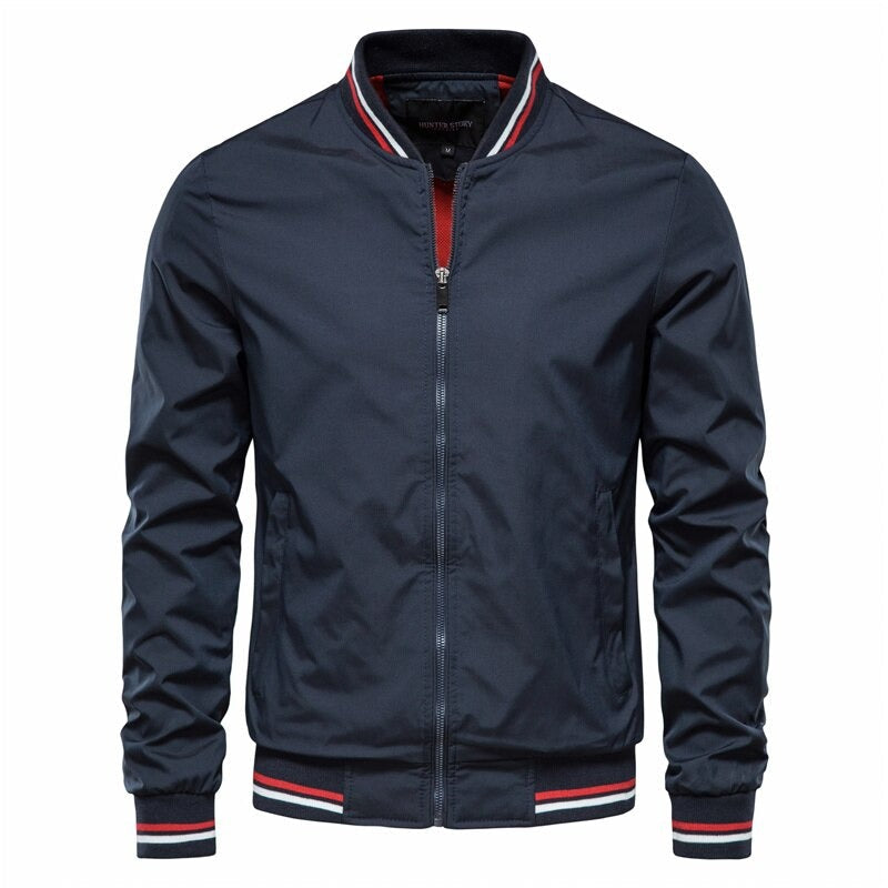 Bomber hombre moderna con cremallera y detalles contrastantes. Perfecta para moda masculina y estilo urbano.