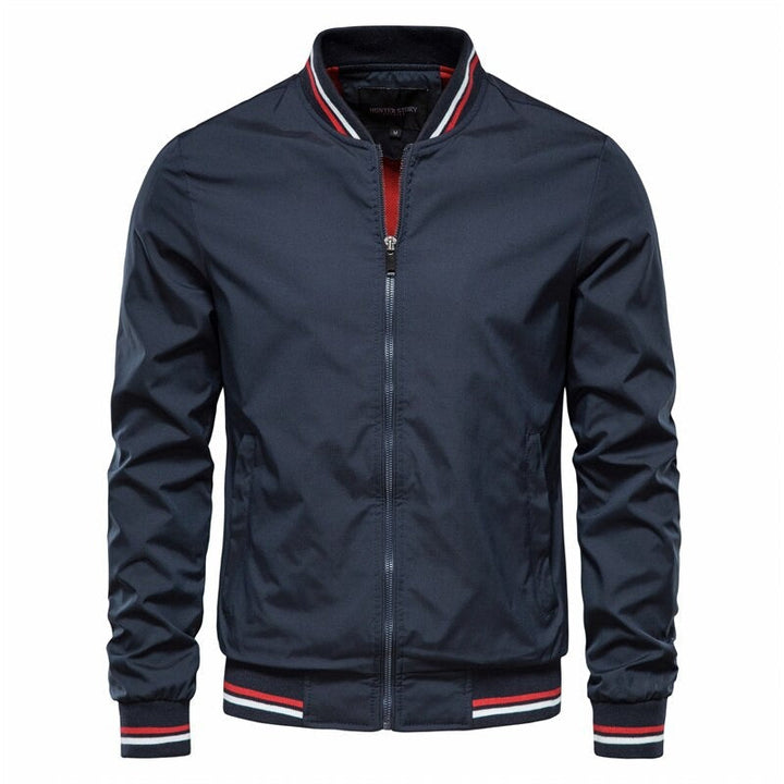 Bomber hombre moderna con cremallera y detalles contrastantes. Perfecta para moda masculina y estilo urbano.