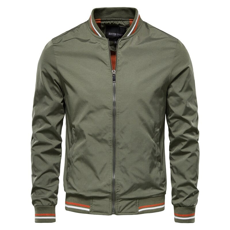 Modelo vistiendo chaqueta bomber gris de hombre. Estilo urbano casual, perfecto para el día a día y moda.