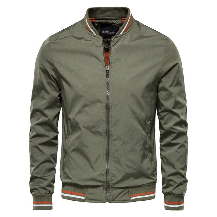 Modelo vistiendo chaqueta bomber gris de hombre. Estilo urbano casual, perfecto para el día a día y moda.
