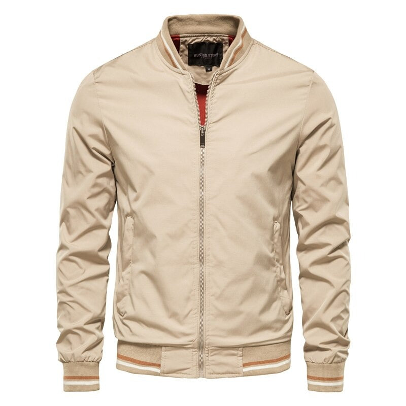 Abrigo bomber para hombre azul marino, tejido ligero. Estilo urbano, ropa casual, tendencia moda masculina.