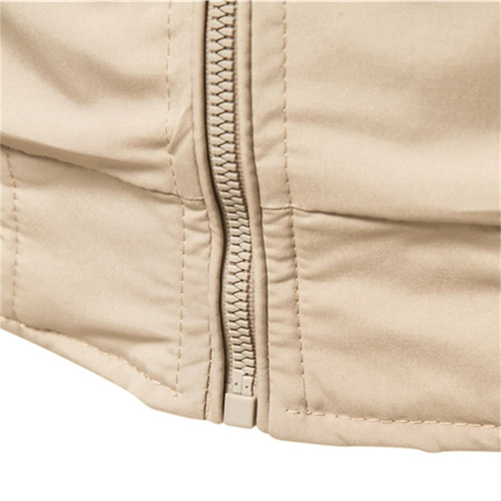 Chaqueta bomber masculina versátil, ideal para diferentes estilos. Tendencia moda urbana para hombres.