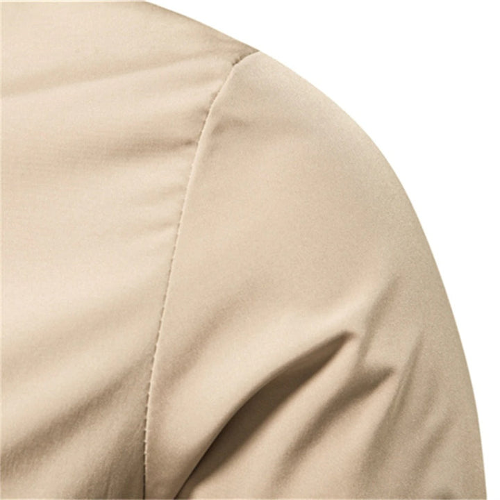 Bomber de hombre, estilo moderno con cuello y puños acanalados. Complemento ideal para outfit urbano casual.