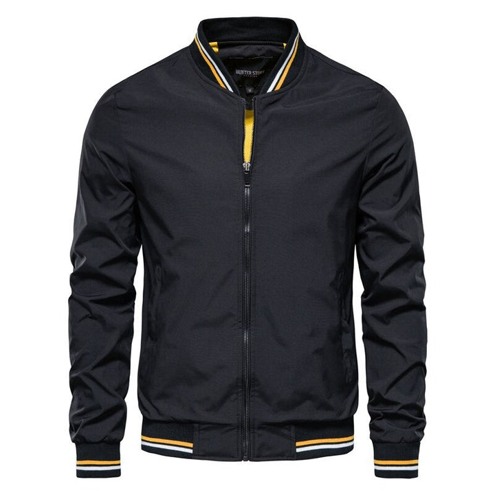 Chaqueta bomber para hombre, estilo urbano, color negro. Ideal para outfit diario y moda casual.