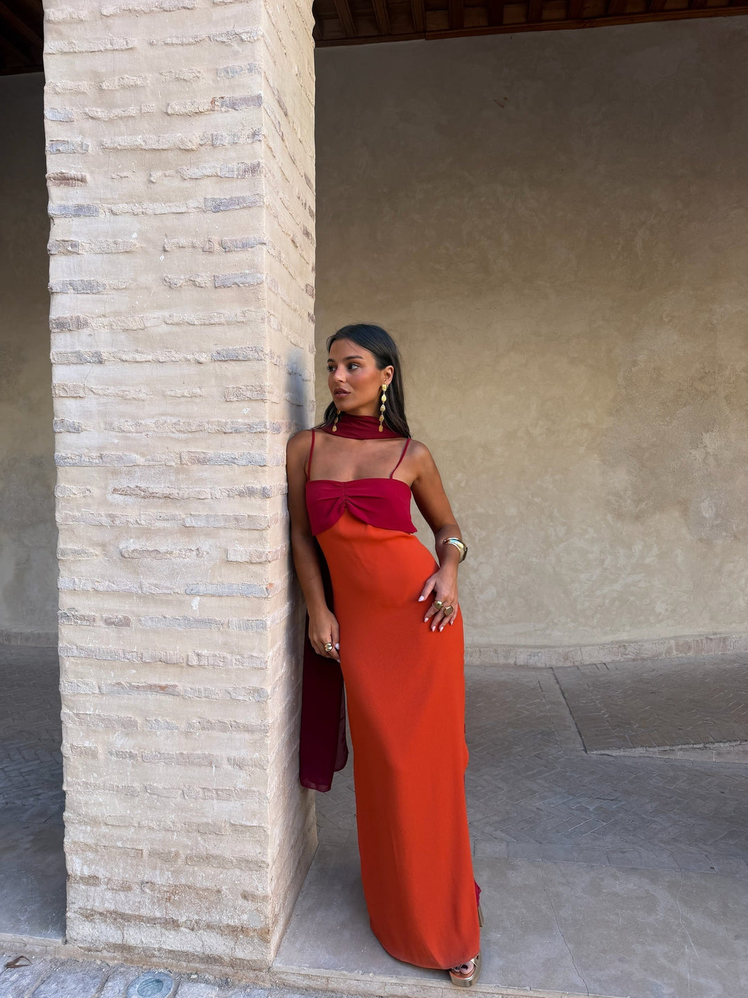 Moda femenina: vestido largo bicolor con fular, un estilo único y glamuroso para eventos.